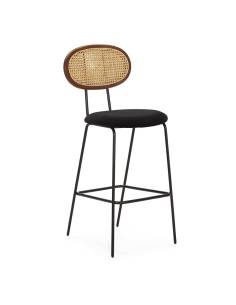 El taburete alto Roosevelt es una pieza de diseño que combina el terciopelo y el ratán para crear un asiento cómodo y elegante