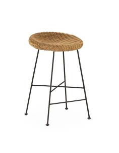 El taburete alto ratán Madison tiene un diseño elegante y moderno con un asiento de ratán redondo y ligeramente cóncavo