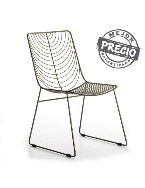 Silla de metal en acabado dorado y diseño minimalista. Una silla diseñada para espacios ordenados.