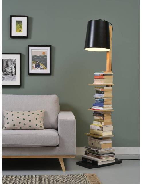 Lámpara de pie inspirada en las lámparas de las bibliotecas inglesas, esta lámpara de pie cuenta con tres estantes de madera