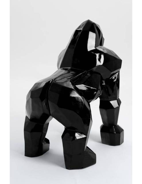 Imponente escultura de gorila de formas geométricas. Realizado en resina con acabado en alto brillo rojo o negro