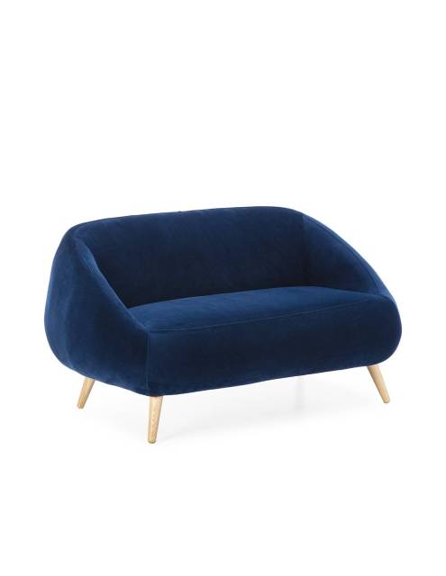 Elegante sofá de 2 plazas tapizado en cálido color azul. Este sofá reúne diseño, confort, elegancia, limpieza y pureza.