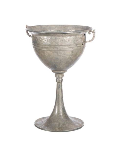 El jarrón copa XXL metal vintage es un accesorio decorativo de grandes dimensiones hecho a mano y acabado envejecido.