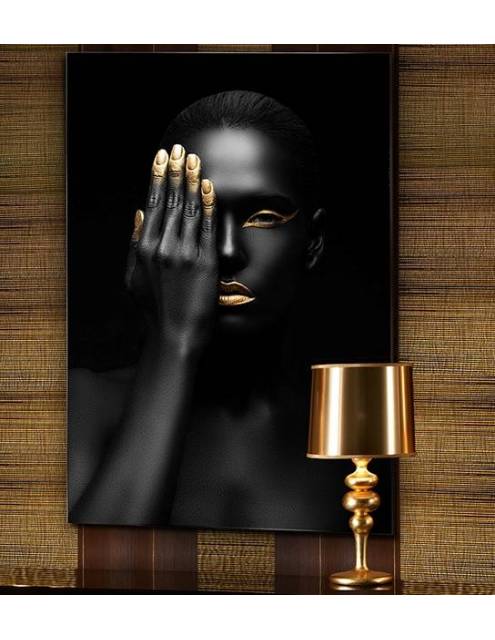 El cuadro mujer black gold, es una espectacular fotografía impresa montada en cristal templado.