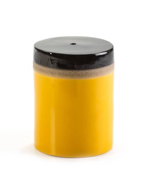 El taburete bajo cerámica amarillo es un elegante taburete diferenciado en tres colores