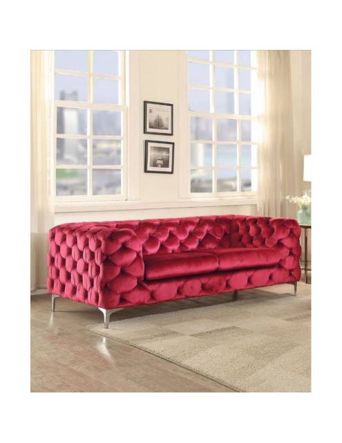 El sofá chester metal luxe terciopelo rojo vino destaca por su elegancia clásica, su comodidad y su diseño eterno