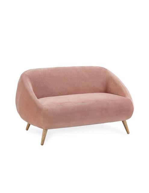 El elegante sofá terciopelo rosa goteborg 2P, se presenta tapizado en suave terciopelo de muy agradable tacto.