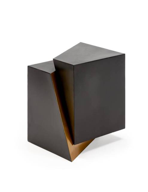 Hay formas posibles e imposibles. El diseño de la mesa auxiliar Guggenhein I metal negro hace posible lo imposible.