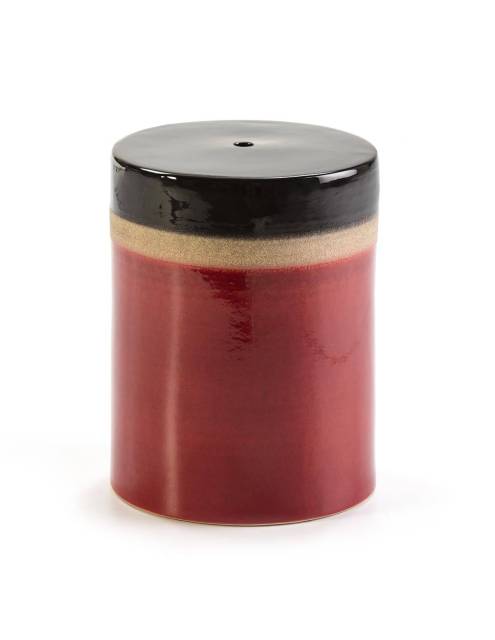 El taburete bajo cerámica rojo es un elegante taburete aresanal diferenciado en tres colores