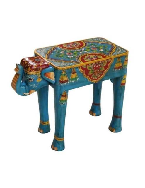 Elaborada artesanalmente con madera de mango, la mesa auxiliar mamut azul se caracteriza por su alegre diseño indio