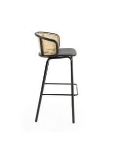 Te presentamos el taburete alto Yaya ratán metal, con asiento en piel sintética y cálido rescpaldo en ratán. 2