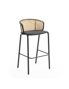 Te presentamos el taburete alto Yaya ratán metal, con asiento en piel sintética y cálido rescpaldo en ratán.